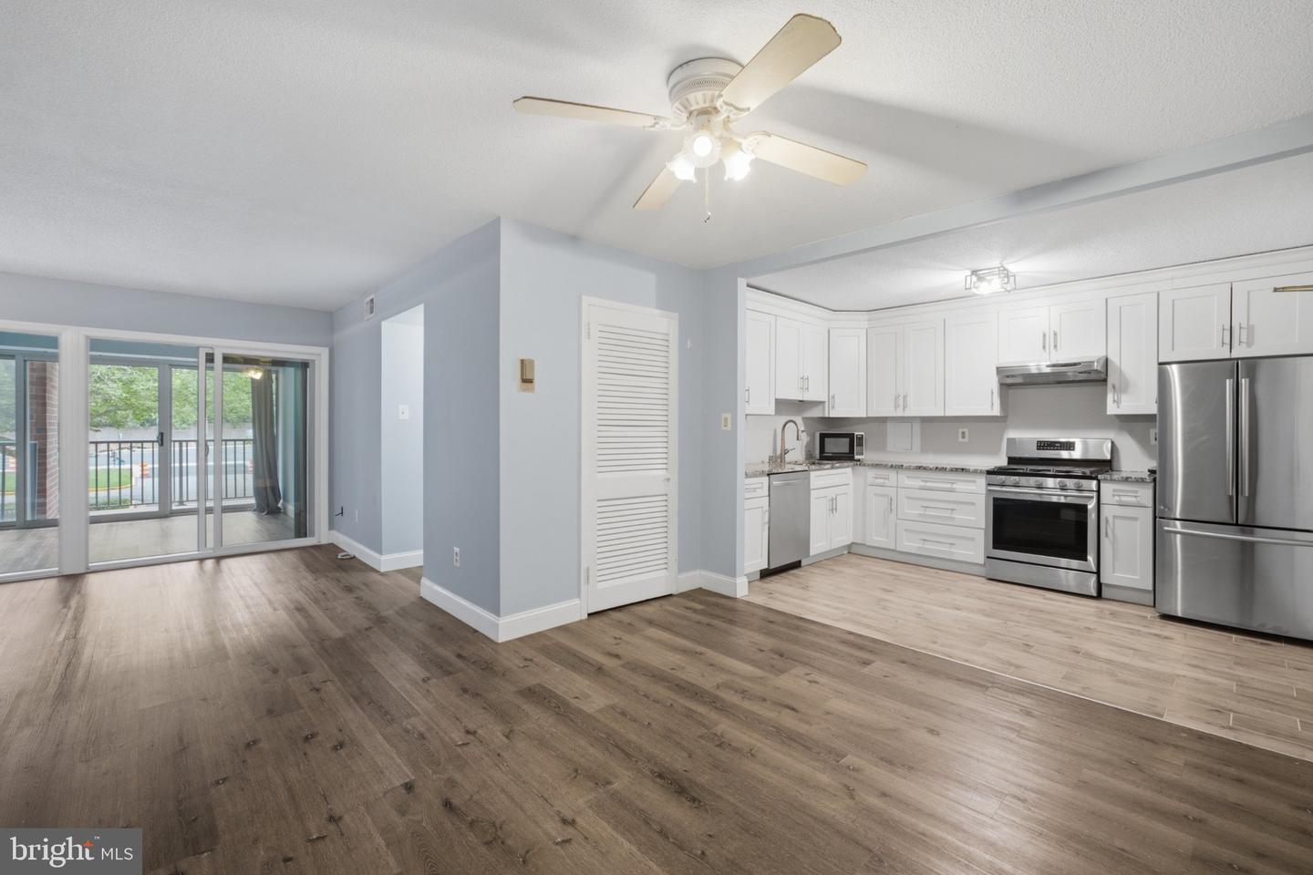 1300 Army Navy Dr #102 Property Photo 8