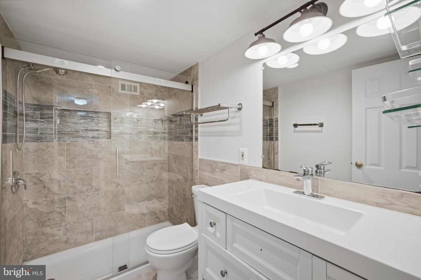 1300 Army Navy Dr #102 Property Photo 13