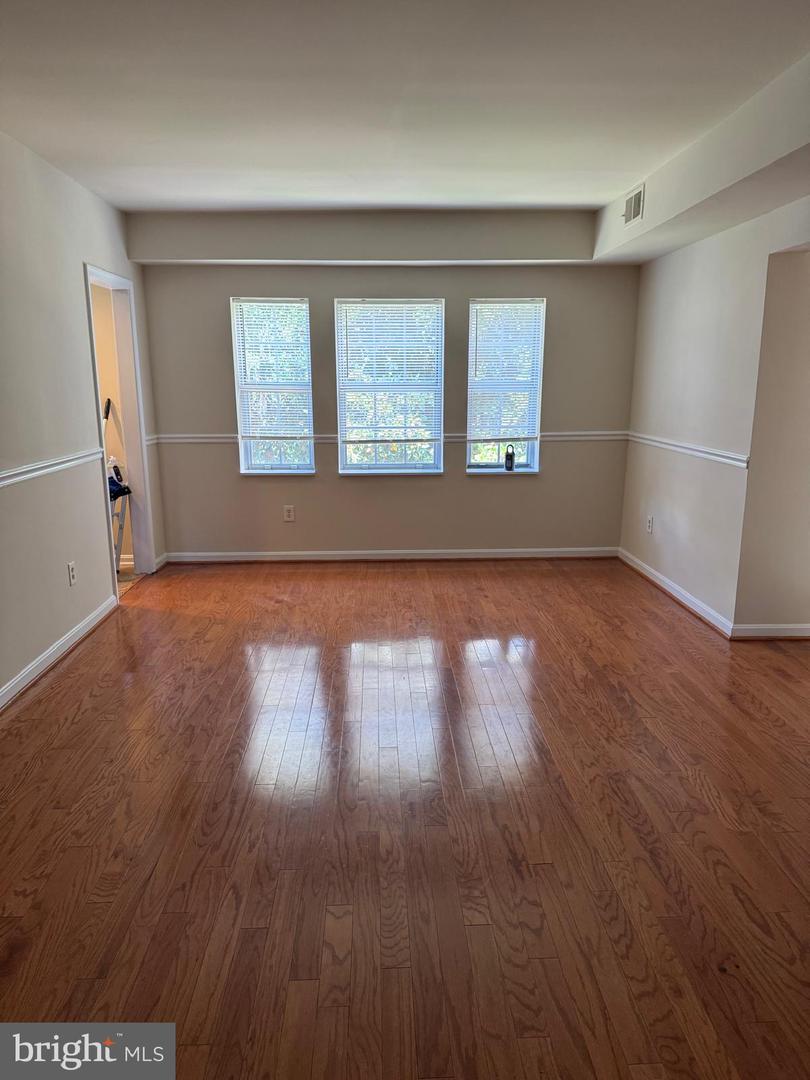 1720 Queens Ln #3-172 Property Photo 6