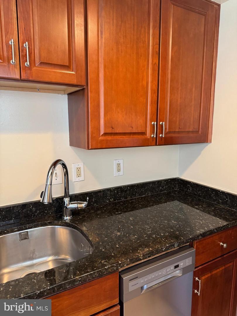 1720 Queens Ln #3-172 Property Photo 11