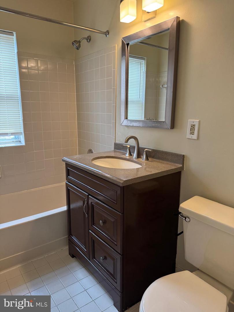 1720 Queens Ln #3-172 Property Photo 13