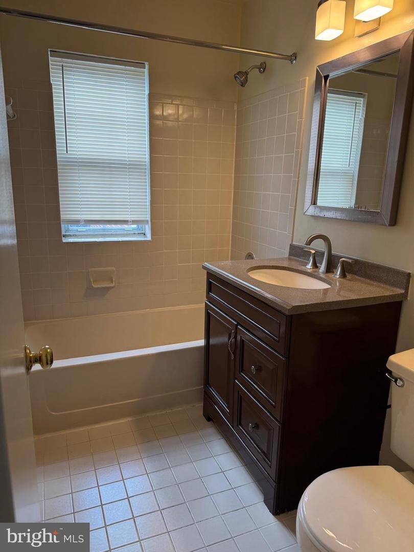 1720 Queens Ln #3-172 Property Photo 14