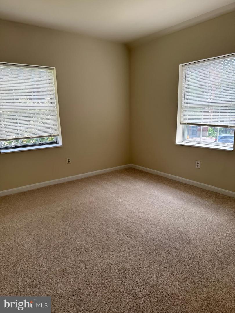 1720 Queens Ln #3-172 Property Photo 15