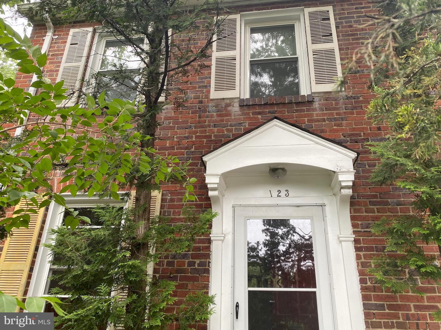 123 S GLEBE RD Property Photo 1