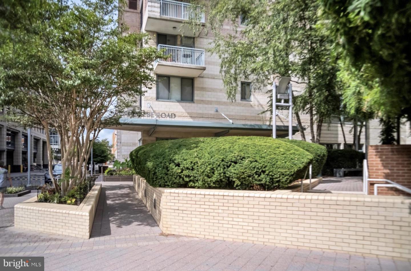 851 N GLEBE RD #402 Property Photo 1