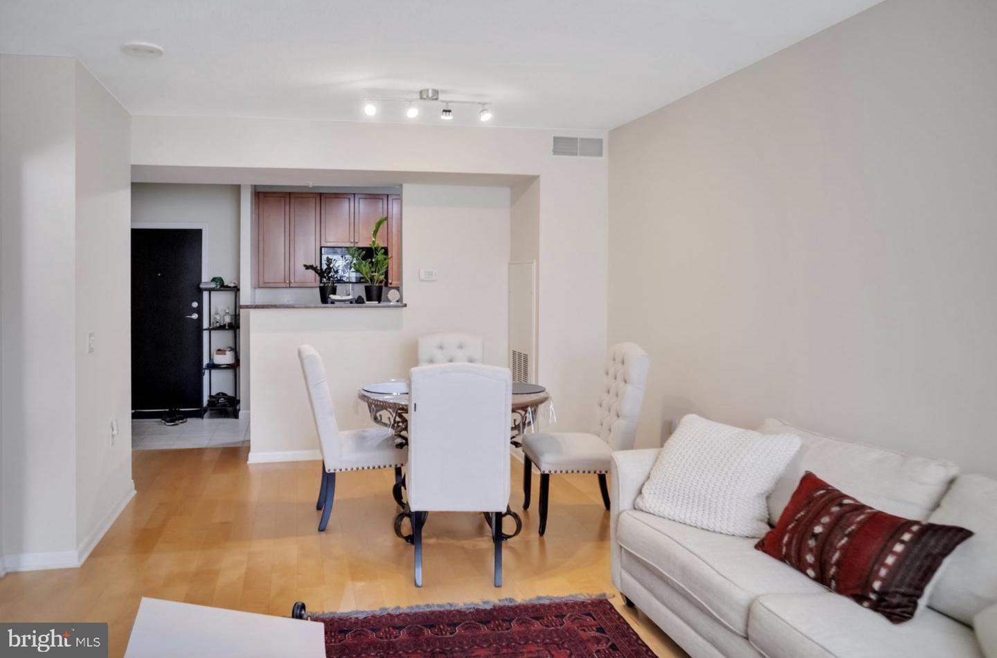 851 N Glebe Rd #402 Property Photo 3