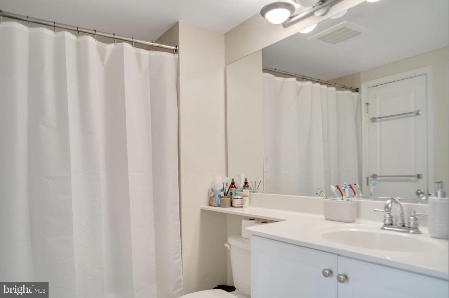 851 N Glebe Rd #402 Property Photo 10