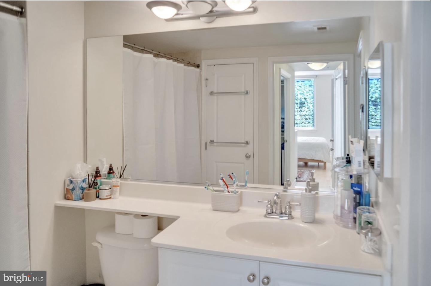 851 N Glebe Rd #402 Property Photo 11
