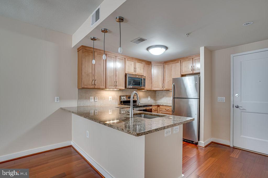 888 N Quincy St #707 Property Photo 5