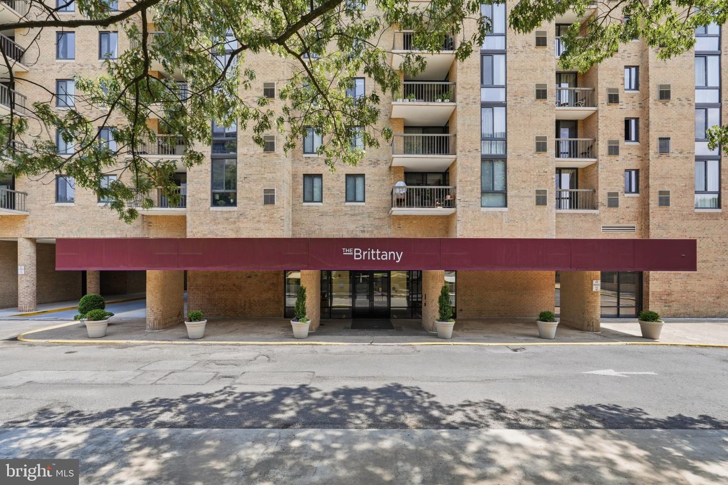4500 S Four Mile Run Dr #301 Property Photo 1