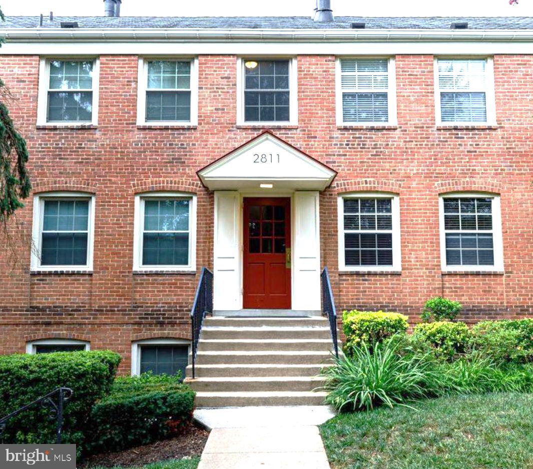 2811 Arlington Blvd #202 Property Photo 1