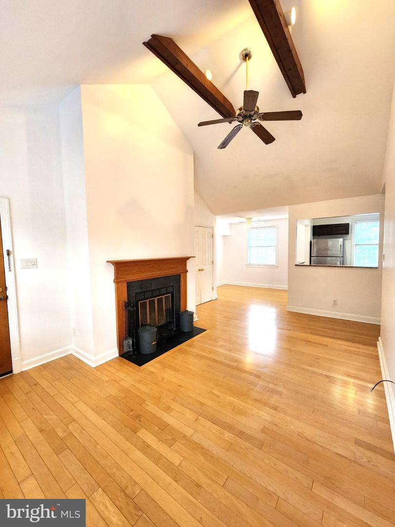 2811 Arlington Blvd #202 Property Photo 3