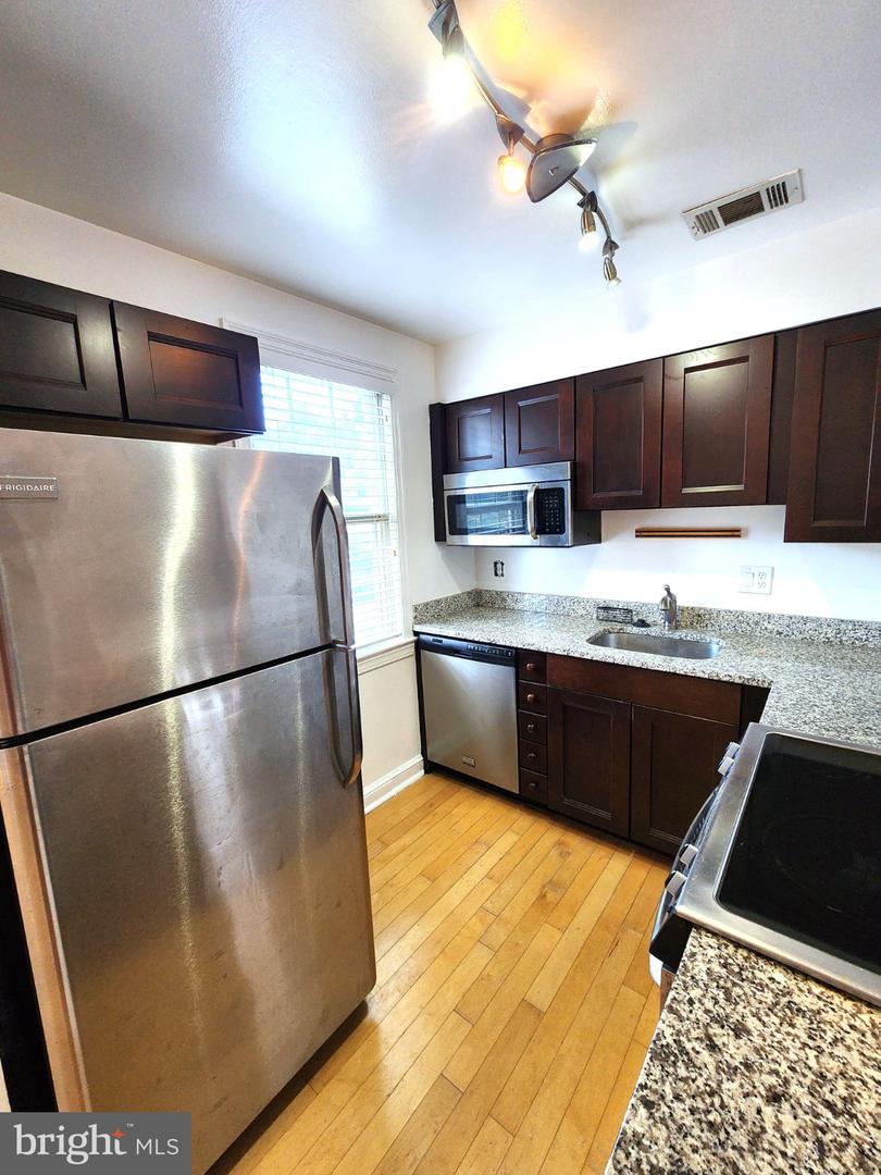 2811 Arlington Blvd #202 Property Photo 12