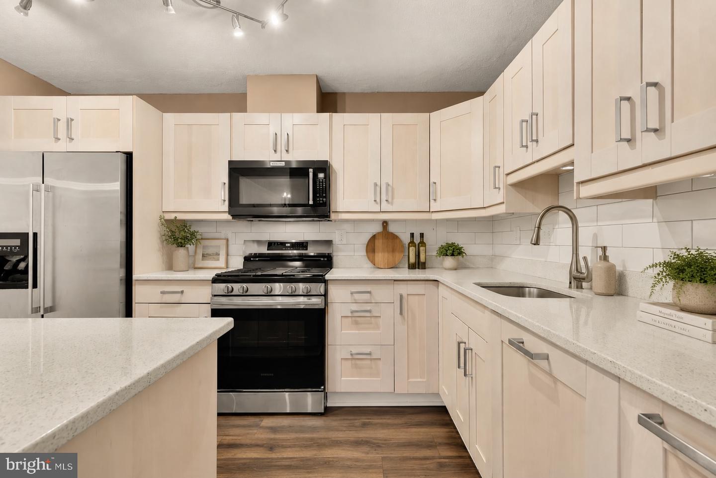 1300 Army Navy Dr #503 Property Photo 4