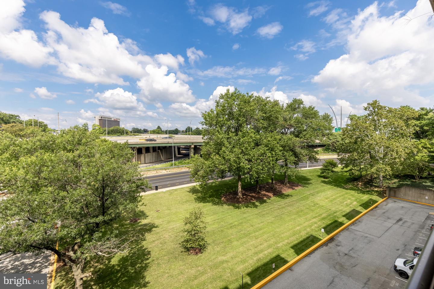 1300 Army Navy Dr #503 Property Photo 17