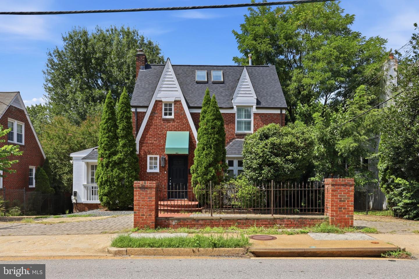 1706 N Glebe Rd Property Photo 1