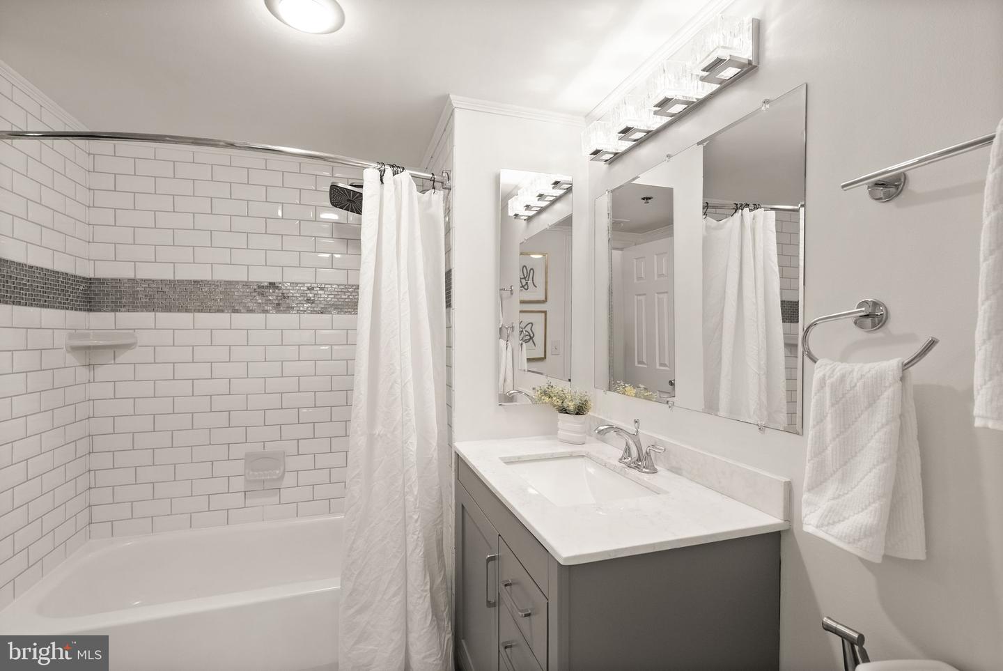 1045 N Utah St #2-106 Property Photo 8