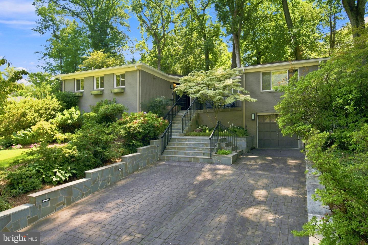 3080 N OAKLAND ST Property Photo 1