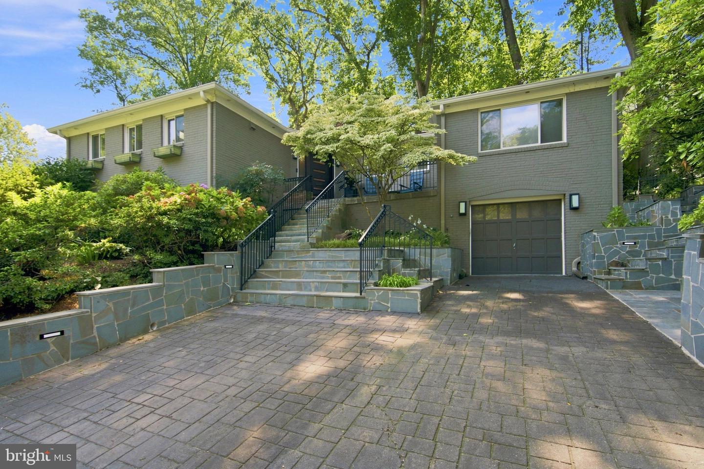 3080 N Oakland St Property Photo 7