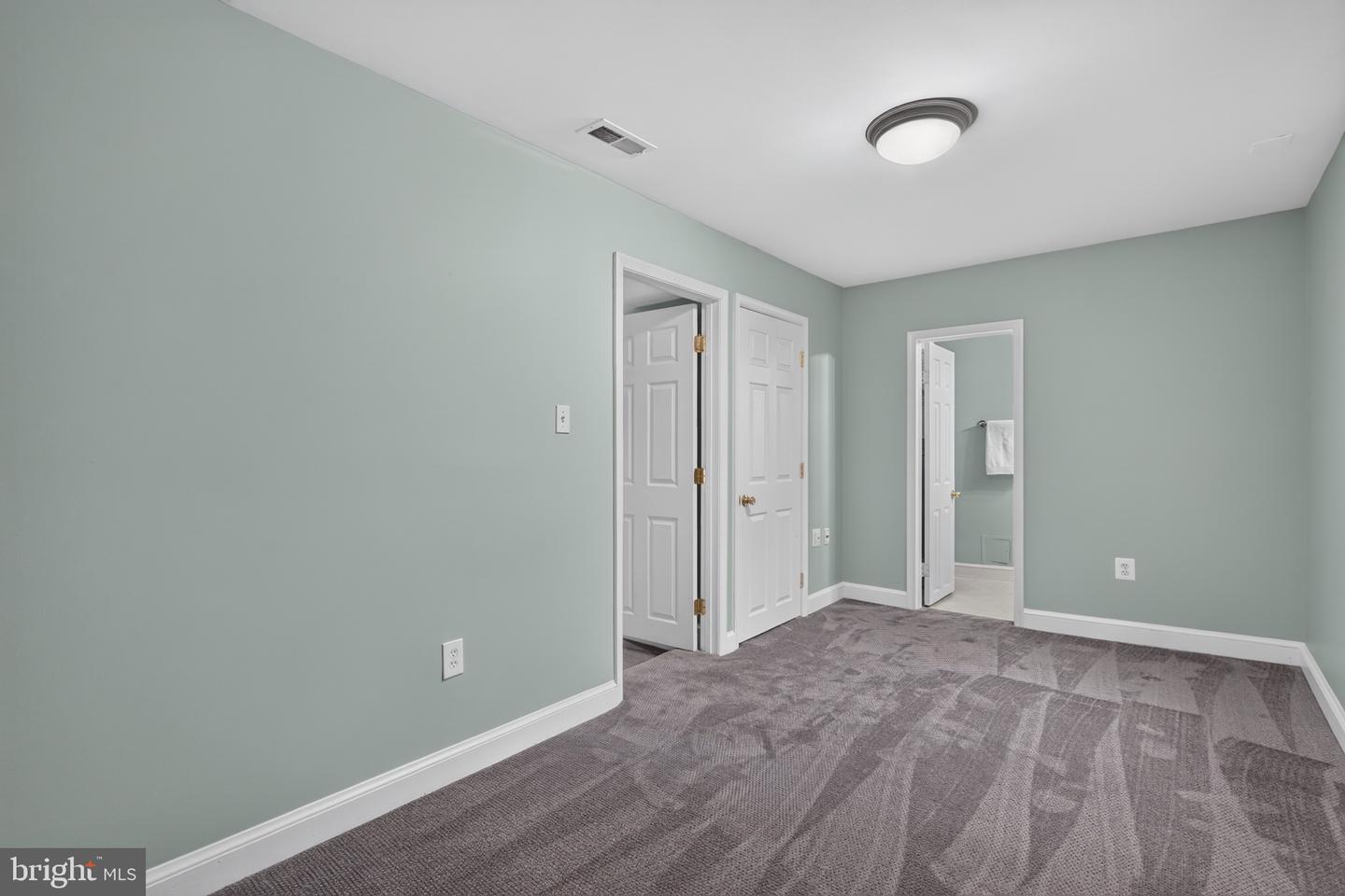 3080 N Oakland St Property Photo 49