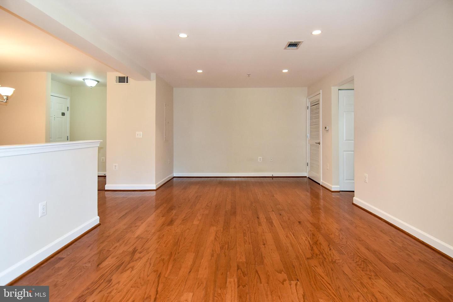 4061 S Four Mile Run Dr #304 Property Photo 8