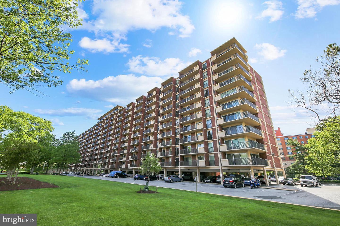 1300 Army Navy Dr #218 Property Photo 1