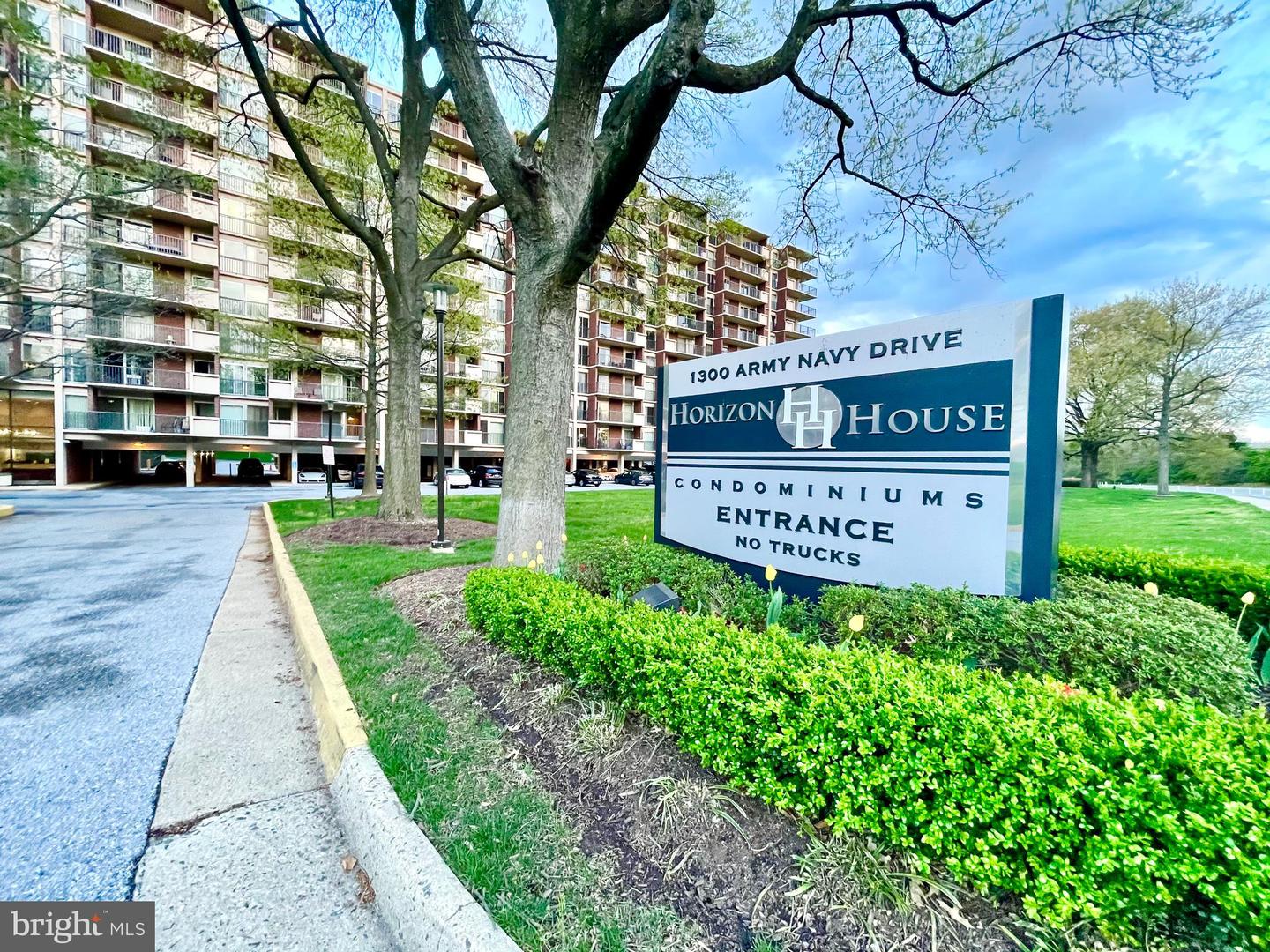 1300 Army Navy Dr #218 Property Photo 2