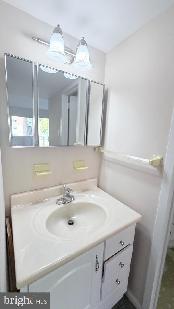 1300 Army Navy Dr #218 Property Photo 4