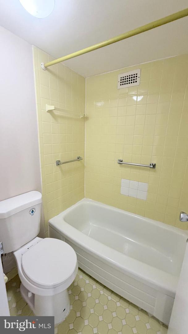 1300 Army Navy Dr #218 Property Photo 5