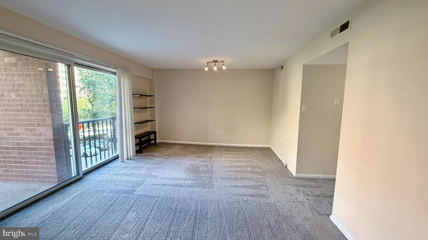 1300 Army Navy Dr #218 Property Photo 9