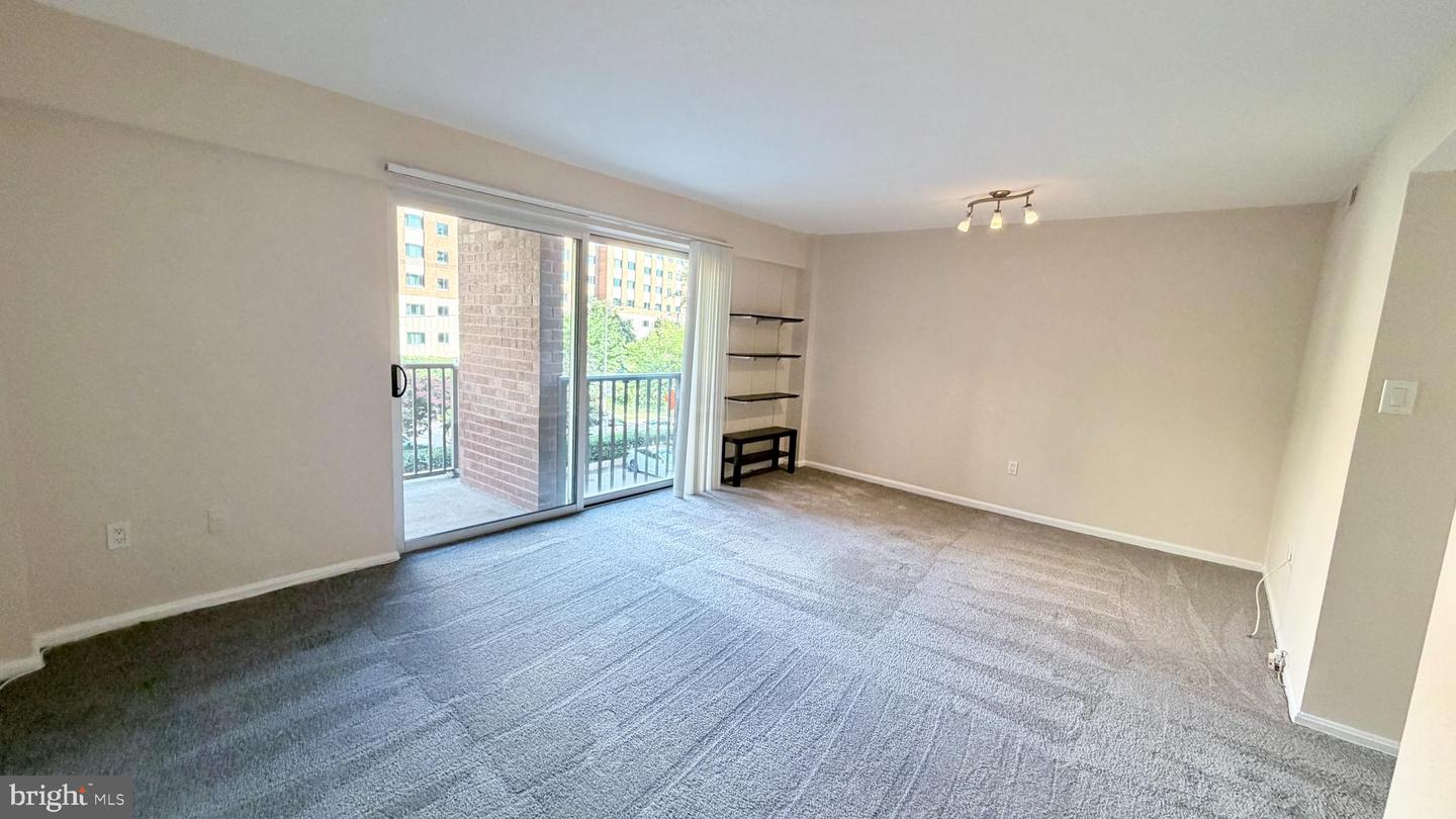 1300 Army Navy Dr #218 Property Photo 10