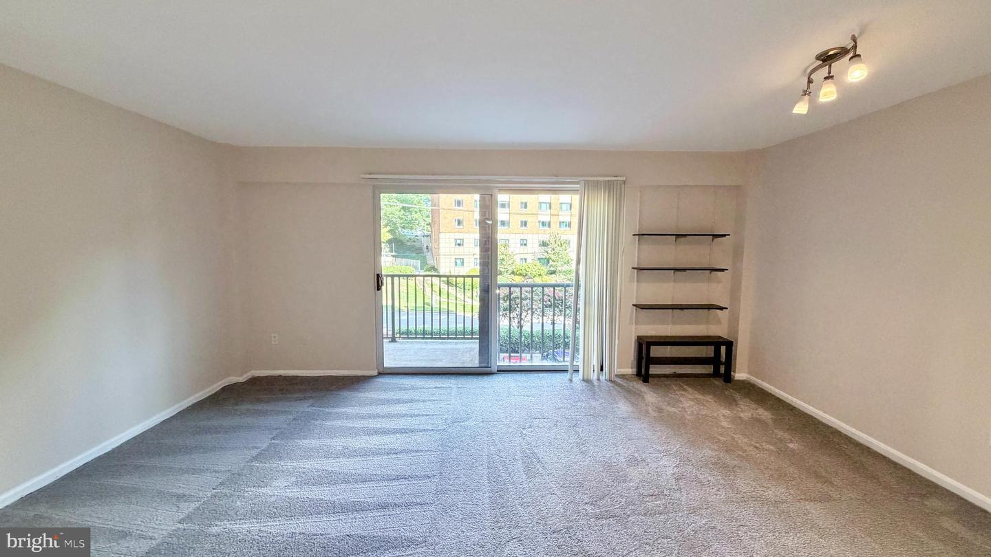 1300 Army Navy Dr #218 Property Photo 11