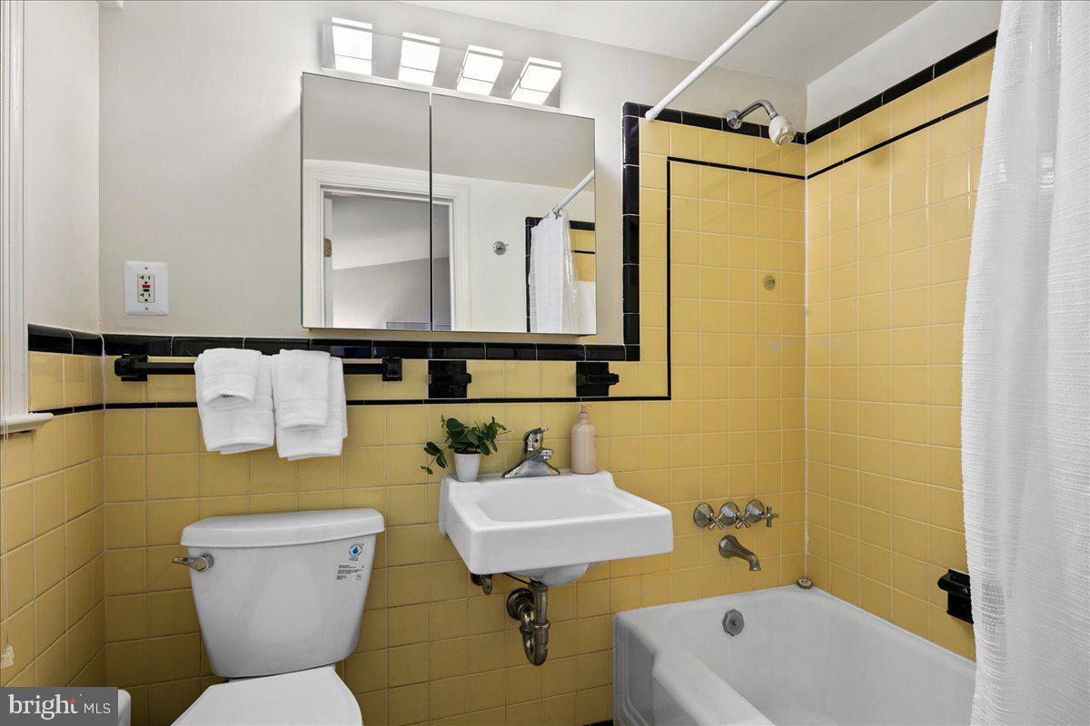 2425 N Taylor St Property Photo 23