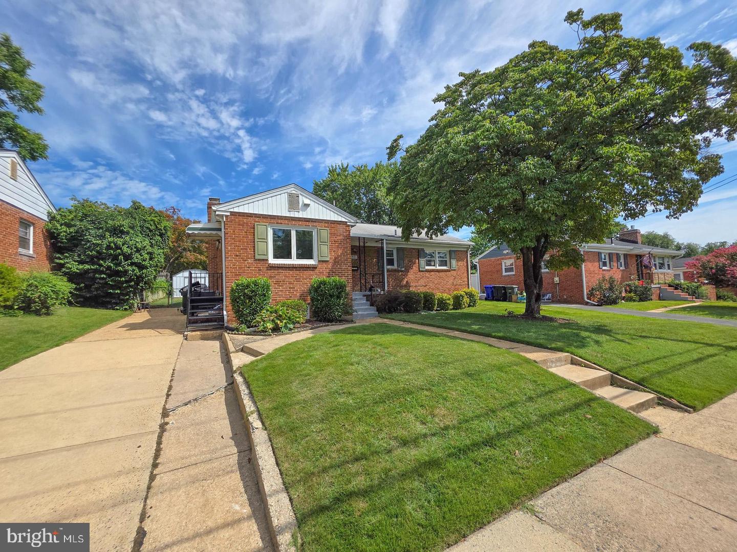 5921 ARLINGTON BLVD Property Photo 1