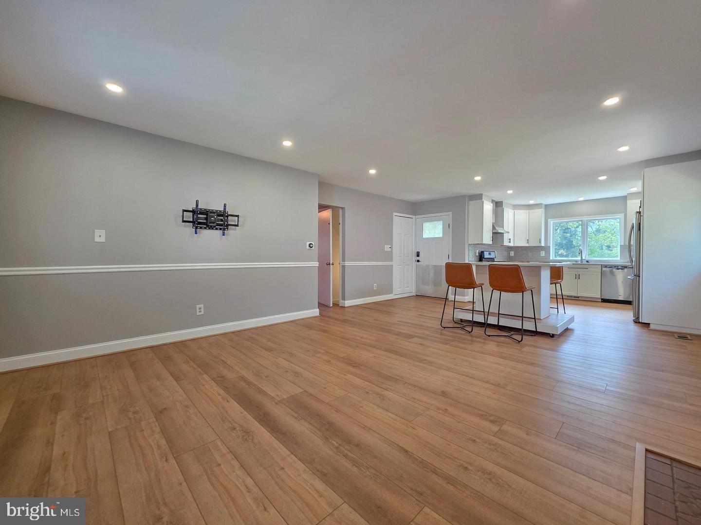 5921 Arlington Blvd Property Photo 4