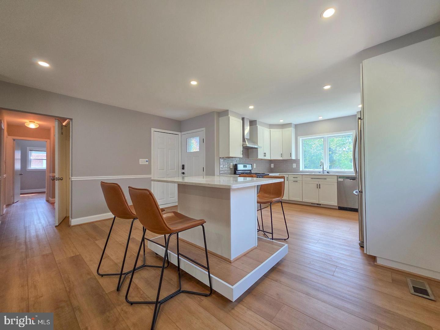 5921 Arlington Blvd Property Photo 5