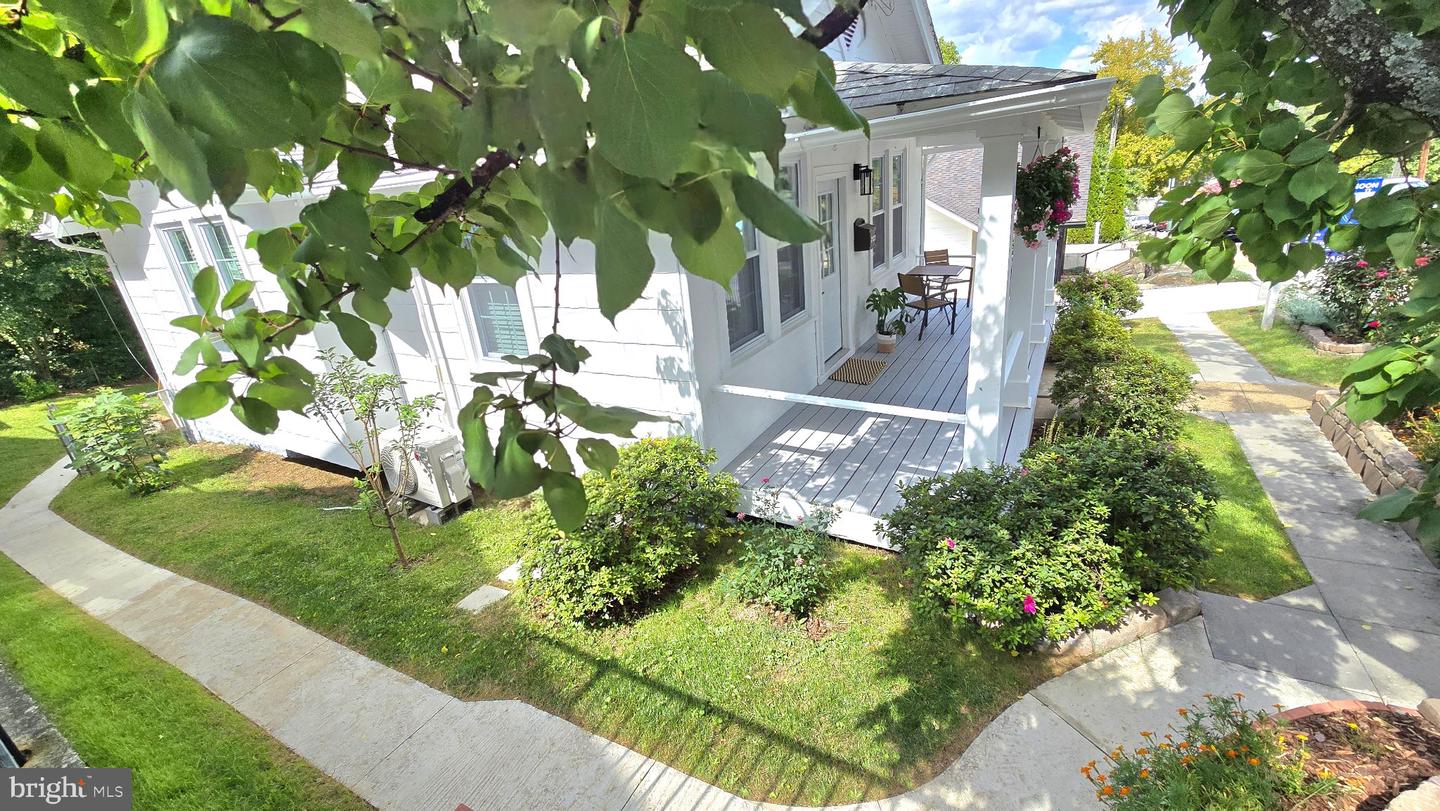 2122 N Thomas St Property Photo 4