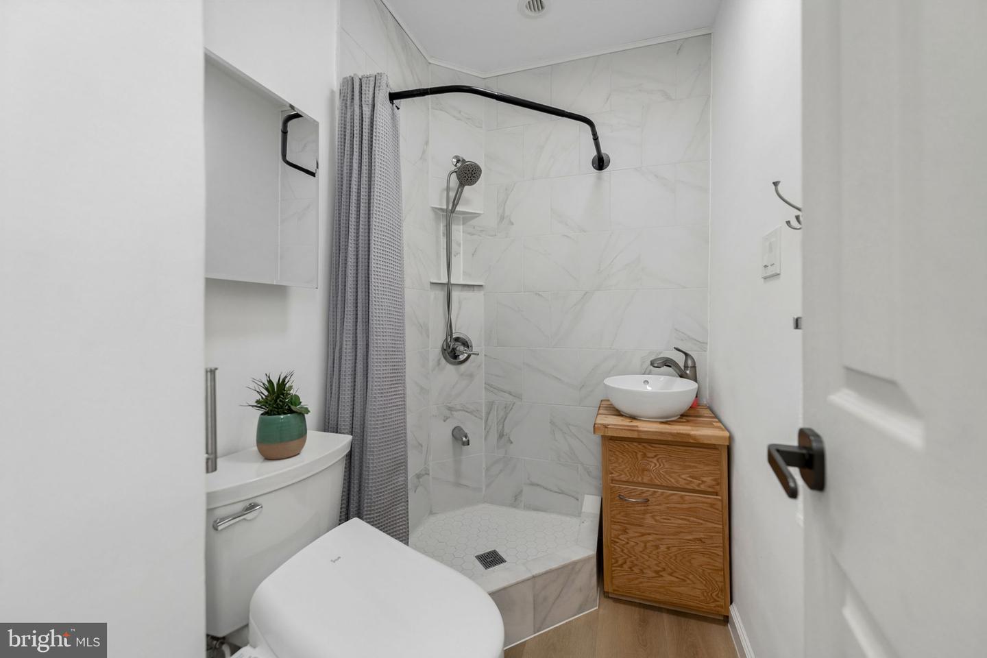 2122 N Thomas St Property Photo 27