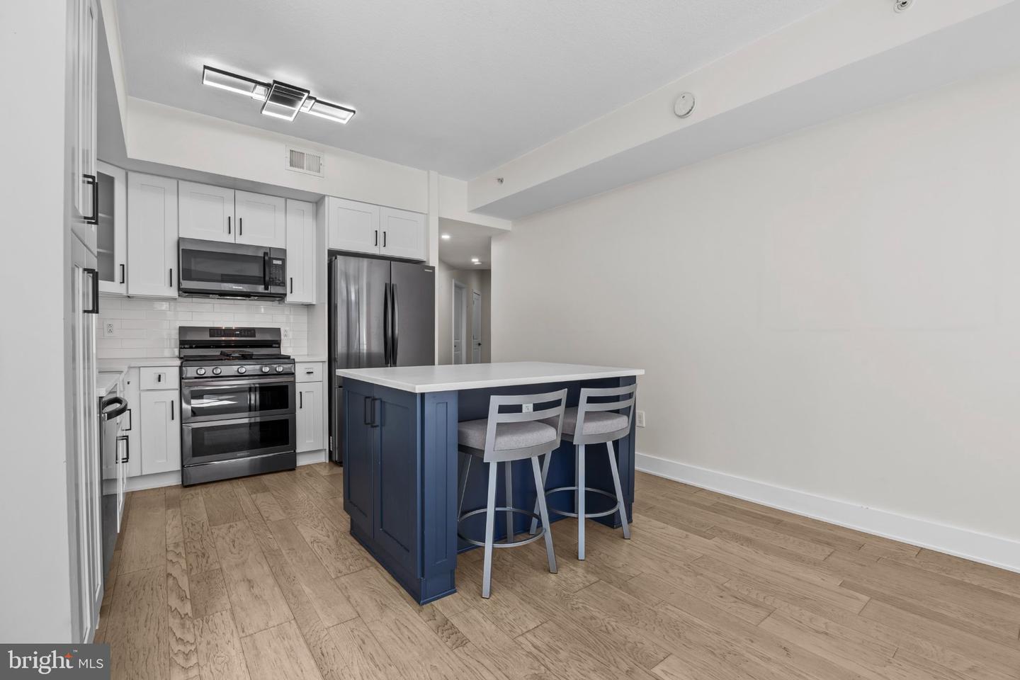 1021 N Garfield St #b38 Property Photo 5