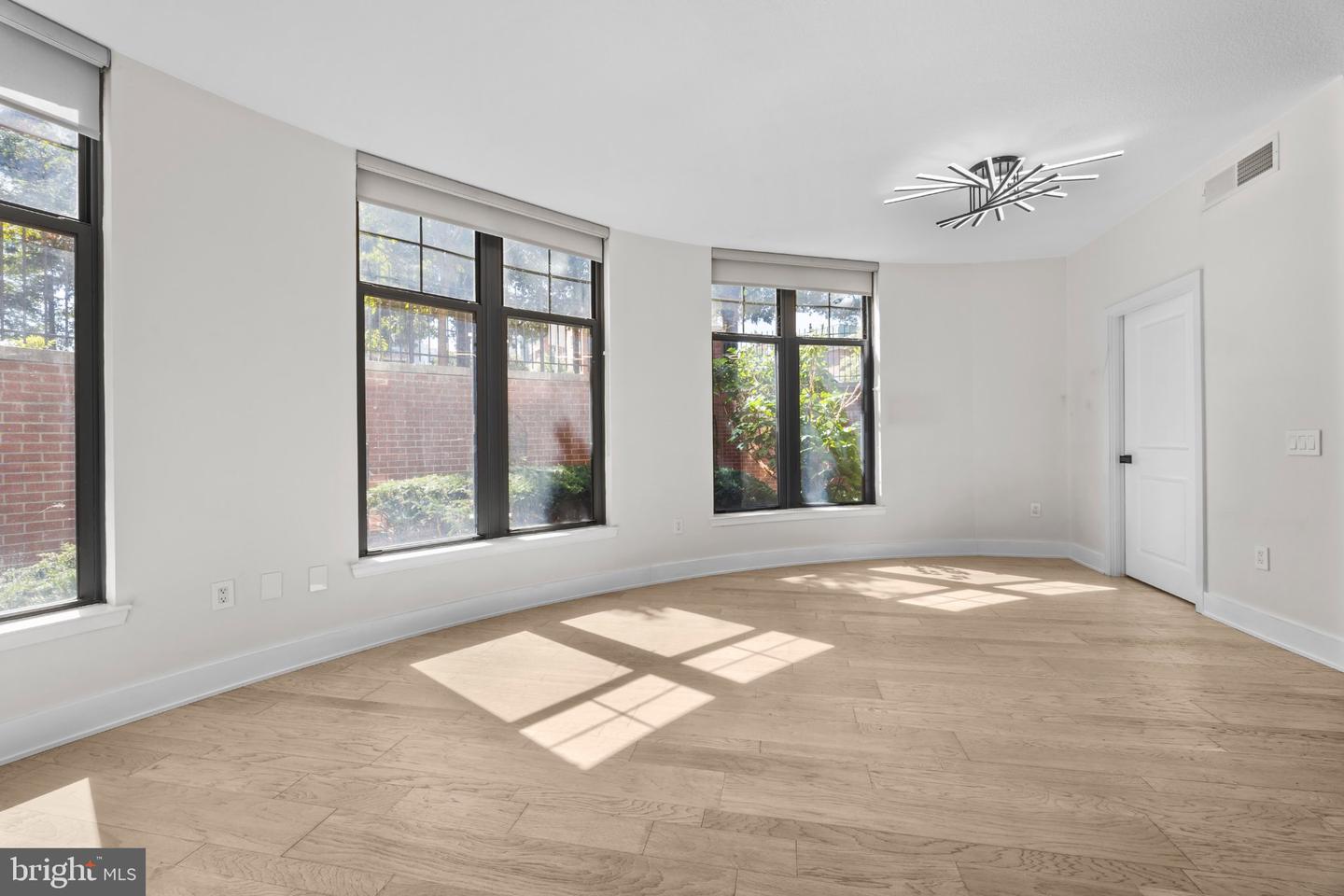 1021 N Garfield St #b38 Property Photo 8