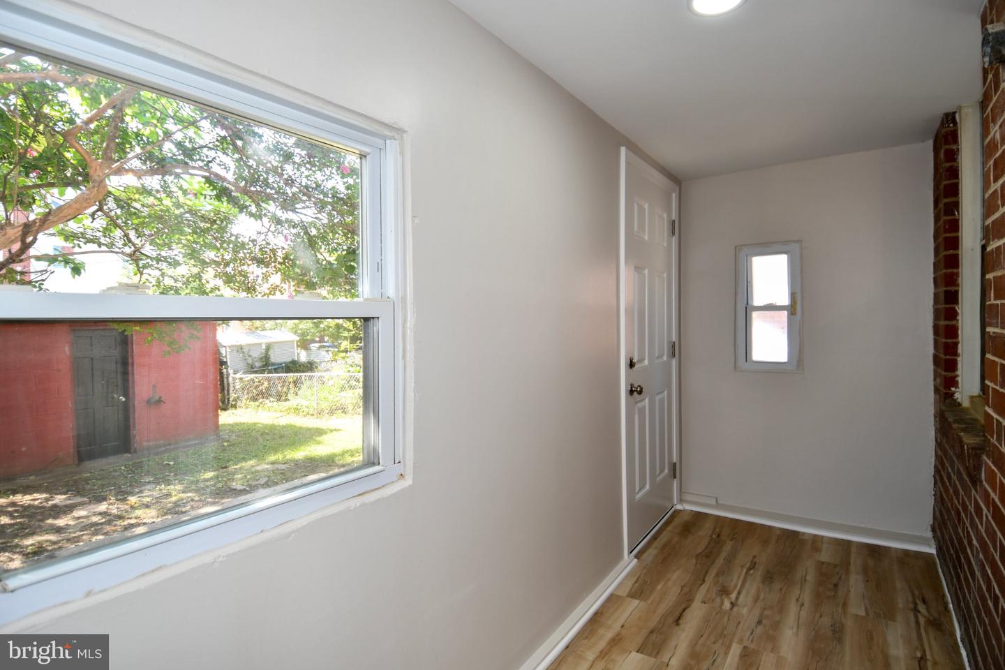 2124 S Oxford St Property Photo 8
