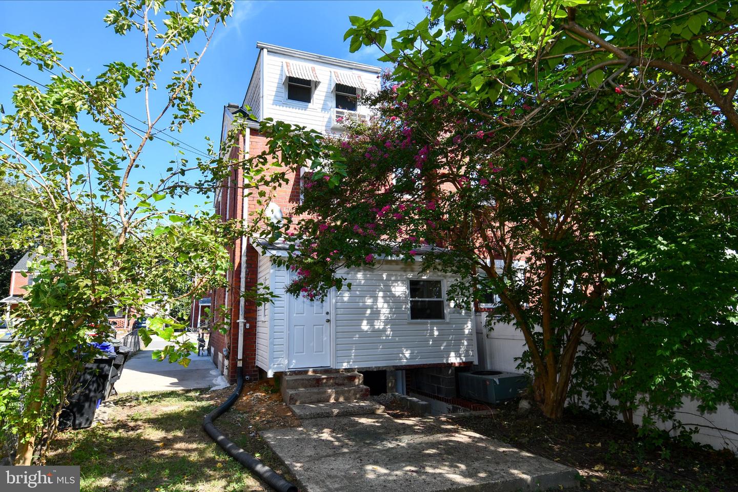 2124 S Oxford St Property Photo 12