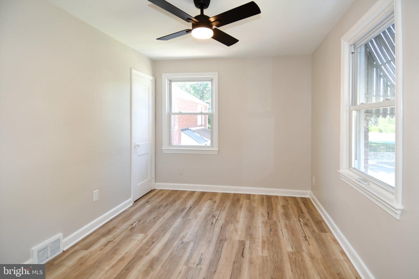 2124 S Oxford St Property Photo 15