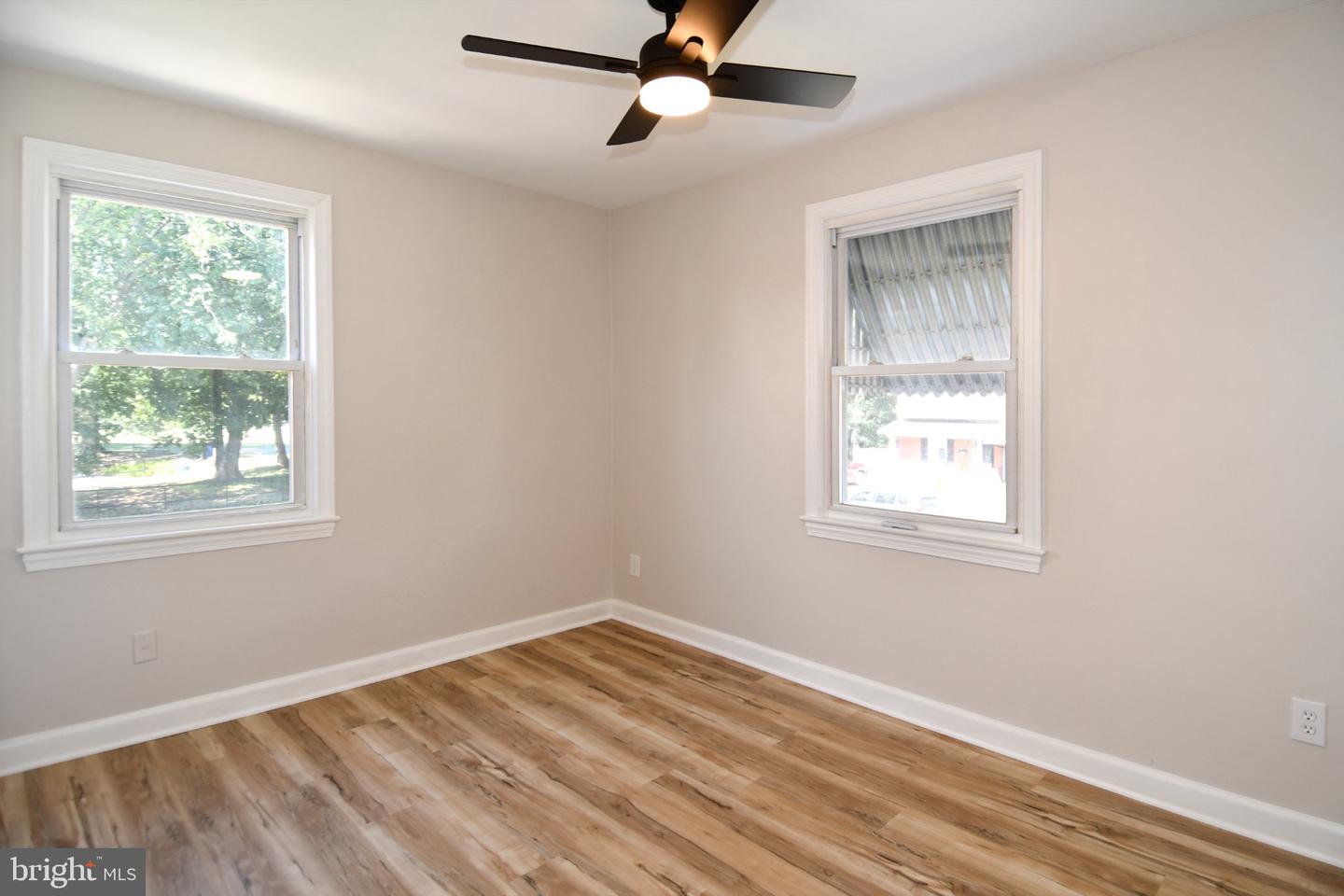 2124 S Oxford St Property Photo 17