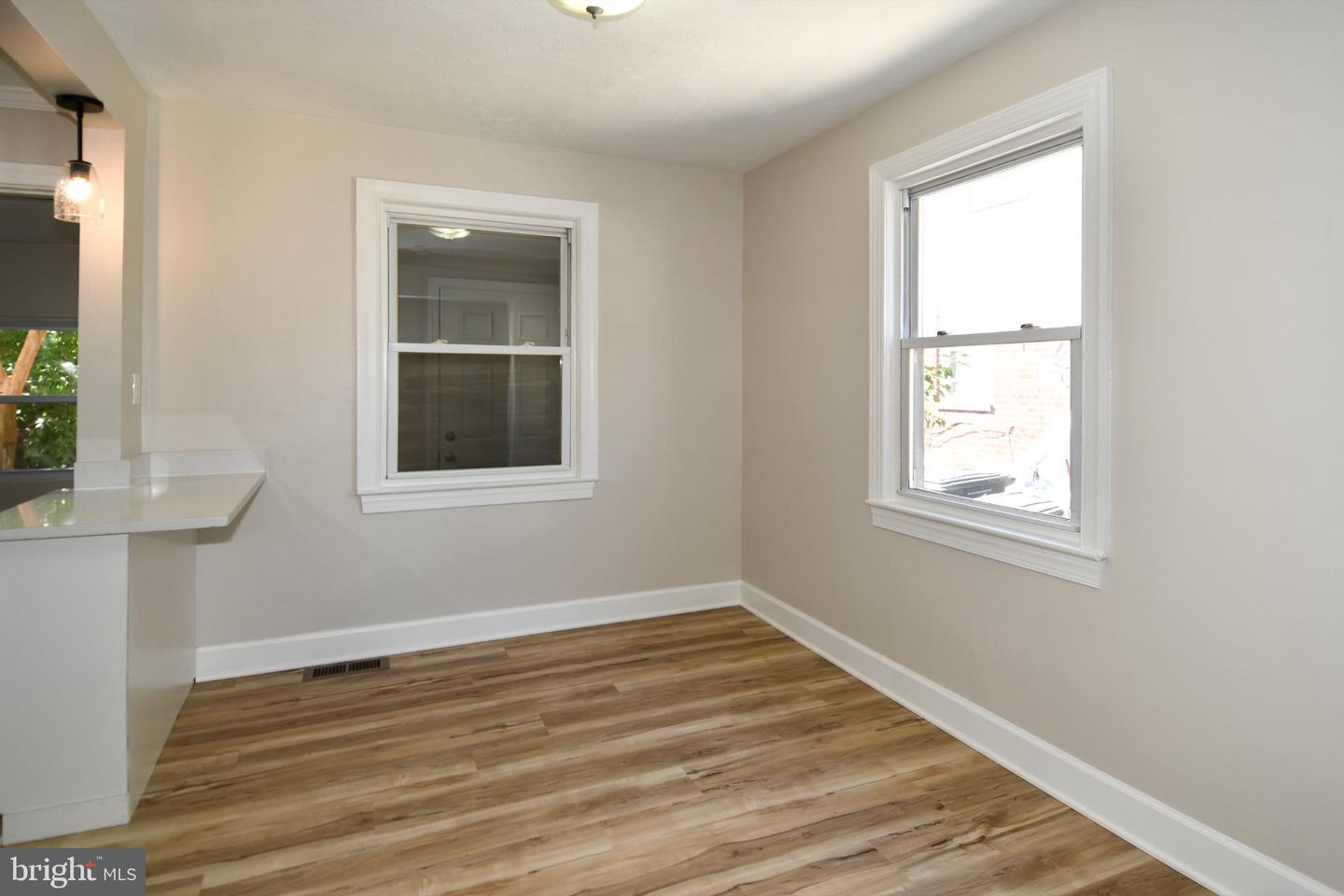 2124 S Oxford St Property Photo 28