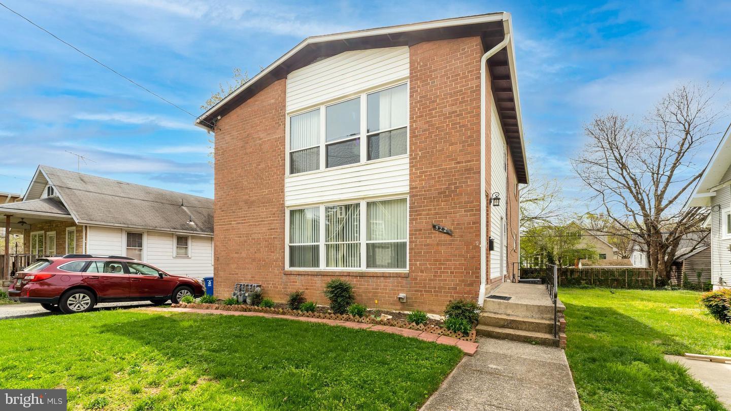 922 19TH ST S #B2 Property Photo 1