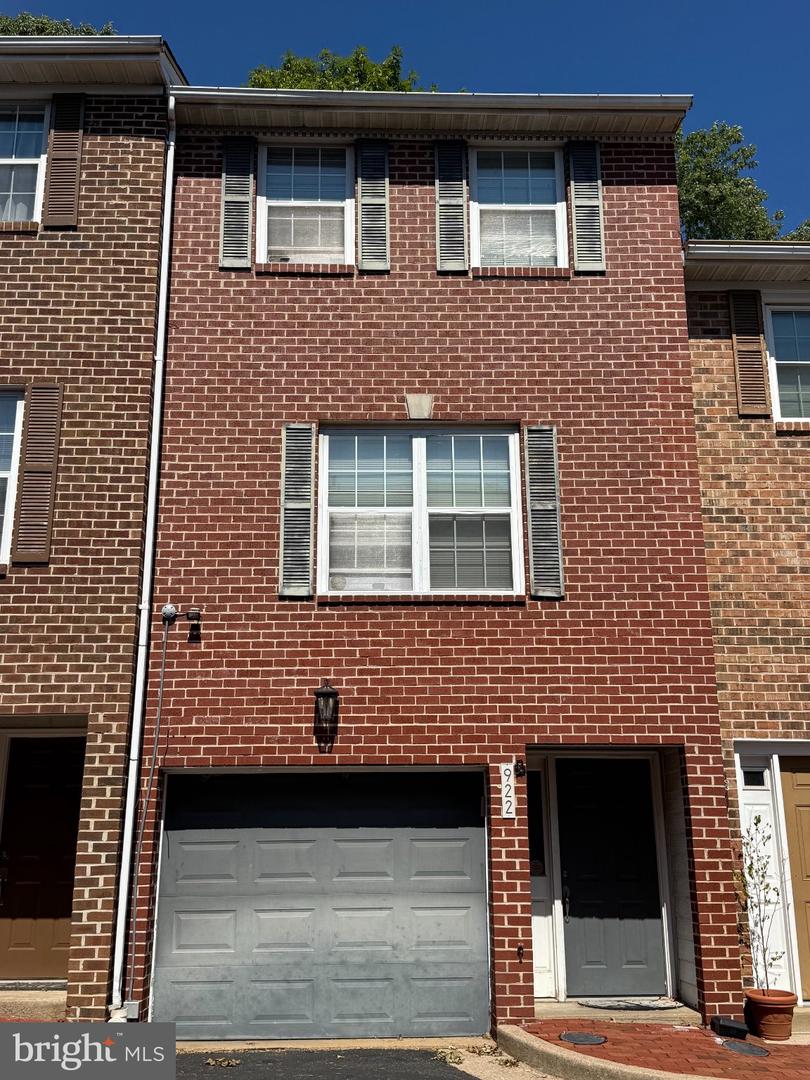 922 S ROLFE ST S Property Photo 1