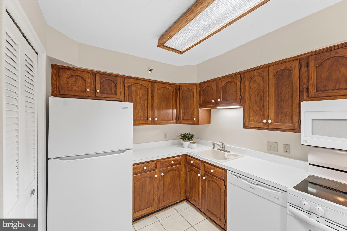 1301 N Courthouse Rd #1216 Property Photo 6