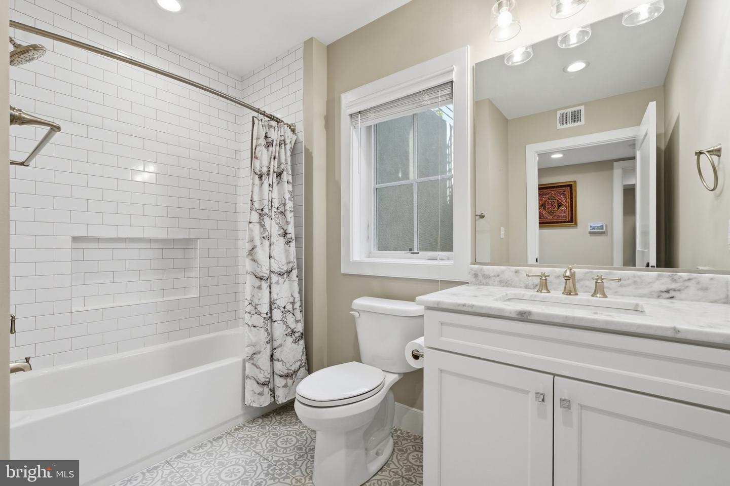 1915 N Van Buren St Property Photo 33