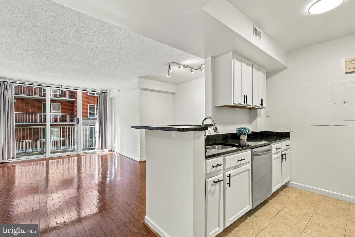 880 N Pollard St #406 Property Photo 3